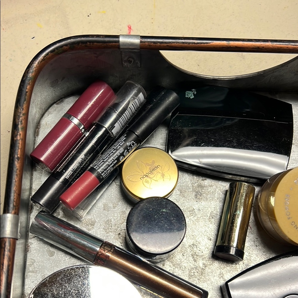Assorted Makeup Collection - Picture 6 of 12